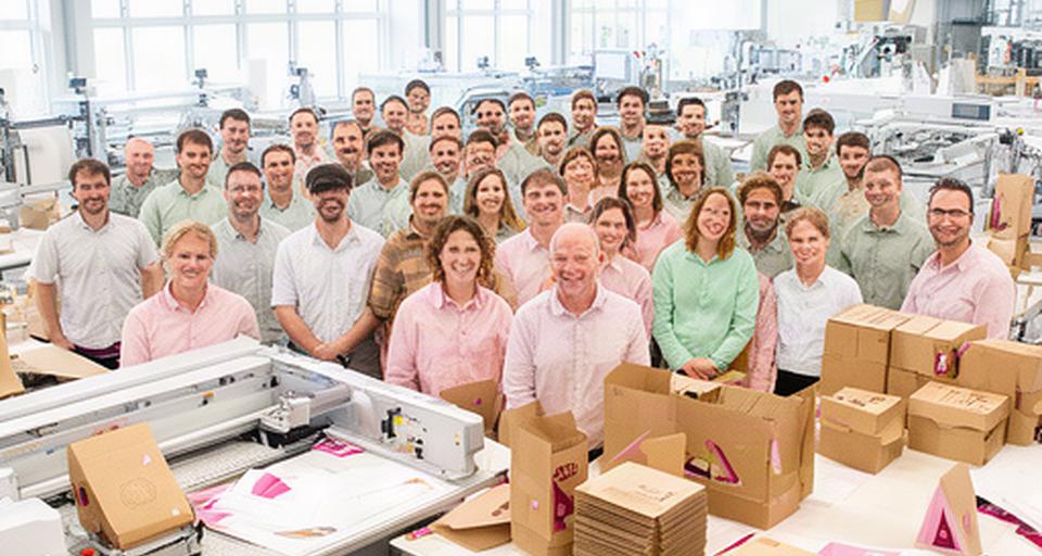 Mitarbeitende von Bernard Papier AG in der hellen Verpackungsmanufaktur in La Chaux-de-Fonds